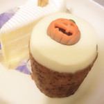 ローズベーカリー - ハロウィンキャロットケーキ 600円