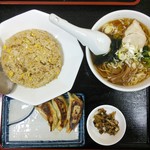 Cランチ(チャーハン、半ラーメン、餃子3個)