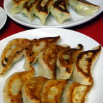 餃子の店 蘭州 - 焼ニラ餃子（奥）と焼餃子