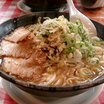 ラーメン岩岩 - 具だくさんの美味しいラーメン