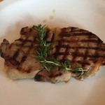 トラットリア ラ・パタータ - イタリアの豚
                                パルミジャーノの外側を食べさせている豚くん。
                                