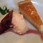 トラットリア ラ・パタータ - ランチのデザート
                                オレンジタルトとイチジクのワイン煮にアイスクリーム。シェフが作っています。