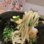 さぬき亭 - 麺リフト。しっかり目の麺で、濃いめの出汁醤油がたっぷり。