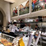 Roscioli - お店に入ると活気溢れる！