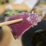 熟成魚と日本酒と藁焼き 中権丸 - 塩で食べるタタキ