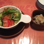 亜細菜 - (左)ピリ辛野菜サラダ、390円(右)せせりのおろしポン酢、320円