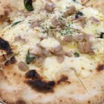 Pizzeria Grande Babbo - ソーセージとモッツァレラチーズのビアンコ（アップ）