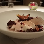 レ セゾン - 無花果のポシェ　軽く仕上げたバニラをエスプーマで
      カシスのグラニテとシャンパーニュ