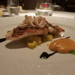 ルジェ・ドゥ・ロッシュの上にのせたイカのソテとインカのめざめのエクラゼ
          チョリソーソーセージの雲