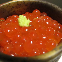 すし処 睦月 - ③ぐい呑みに盛られた新物イクラ醤油漬け？