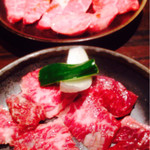 Yakiniku motsunabe futakotamagawa kuratsuki - 再訪、ハラミ150gとカルビ2種200g。以前と盛り方が変わっていた。