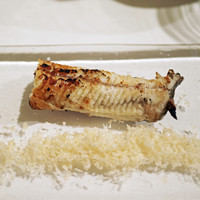 ウシマル - 九十九里で獲れた天然の海鰻の焼き物（いっさい蒸らしは入っていない）、山わさびを細かく刻んだものを添えて