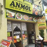 黄色い看板が目印です