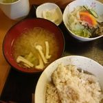 たけ美 - 定食のご飯、みそ汁、冷奴