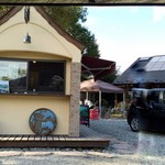 麓ジェラート - 店主のお住まいの庭先が店舗