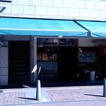 唐揚げ食堂 ごいち - 店の外観　店の中が暗くて見えませんね･･･