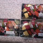 Toushin Suisan - 店頭に並ぶパック寿司