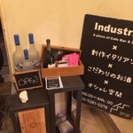 Industrial - エレベーターを降りると看板があります