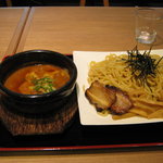 麺や 写楽 - 鶏白湯つけ麺デカ盛り400g・全部のせ・全景