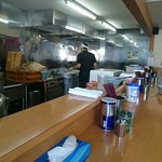 みなと家 - カウンターから厨房♪