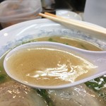 鴨町らーめん - らーめんの豚骨醤油スープ