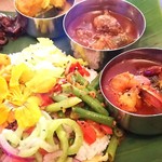 ヘビウリのレモン和え・マーカラルの炒め物・海老のカレー