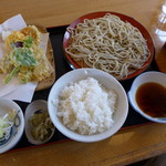 Matsuya - かき揚げ(野)天ぷらセット。これで950円！　※写真に写っている汁は天汁で、そばつゆは薬味ネギ皿の下にあります。