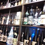 あま屋 - 社長が全国から集めた焼酎がたくさん。