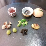 あま屋 - 先付け。 ぎんなん、焼き栗、サンマのマリネ、新もののイクラ、山椒。
                                