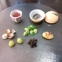 あま屋 - 先付け。 ぎんなん、焼き栗、サンマのマリネ、新もののイクラ、山椒。
                    