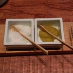 とり田 - 塩と柚子胡椒
      鶏肉には柚子胡椒だ！