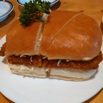 コメダ珈琲店 巣鴨店 - かなりのボリュームの味噌カツサンド！