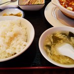 中国料理 山東飯店 - ご飯と玉子スープです。