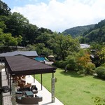 ベーカリー＆テーブル 東府や 足湯カフェ - （2016/9月）駐車場の近くから見たところ