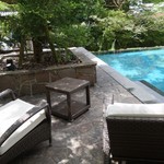 ベーカリー＆テーブル 東府や 足湯カフェ - （2016/9月）テラス席から見る観賞用プール