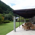 ベーカリー＆テーブル 東府や 足湯カフェ - （2016/9月）駐車場から店へ向かう途中