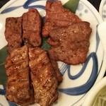 ねぎし - 牛タン三種盛り定食のお肉をアップ