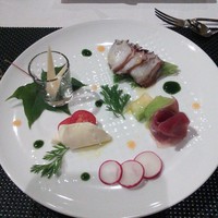 ナチュラルリゾートハイジア - 日高産タコのカルパッチョとチーズの盛り合わせ。
                