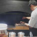 TACUBO - カウンター越し　薪焼きの眺め