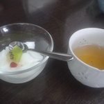 杏仁豆腐＋お茶