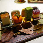 イレテテュヌフワ - 2016.10 お茶菓子はかわいい椅子に座ります(空席が出来れば新しい子が座りに来ますよ♪)