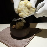 イレテテュヌフワ - 2016.10 はちみつのアイスにハニートリュフをスライスしています。