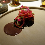 イレテテュヌフワ - 2016.10 フランスラカン産のハトのソテー(胸肉、心臓、レバー)コウシンダイコン、天然の舞茸、花ナスタチューム、ウイキョウ、ガーリックチャイブ
      