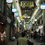 ビストロ割烹 YAOYA - 商店街を西へ進みます