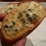 DAYBREAK　Liquor&Coffee - ブルーチーズと蜂蜜のトースト（アップ）