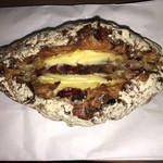 ル パン ドゥ ジョエル・ロブション 渋谷ヒカリエShinQs店 - クランベリーとクリームチーズのライ麦パン♪