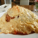 アルバトロス - 速やかにフワフワ玉子をスプーンで軽く切って広げます。