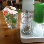 アルバトロス - テーブルセットの胡椒とお塩、どちらも回して潰すタイプですね。