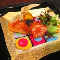 鉄板焼 石垣島きたうち牧場 銀座店 - キングサーモンのマリネ ライム風ソースとイクラを添えて