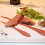 レストランひらまつ 広尾 - 軽く燻製をかけた鴨胸肉のロースト　菜園風　ヴィオレットソース